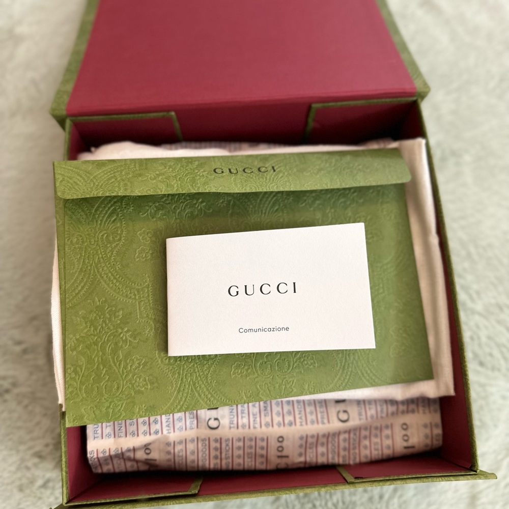 GG Marmont reversible belt
Gucci belt Black leather reverses to brown leather - Picture 12 of 13